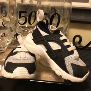 🖤Black/White huaraches by Nike🖤